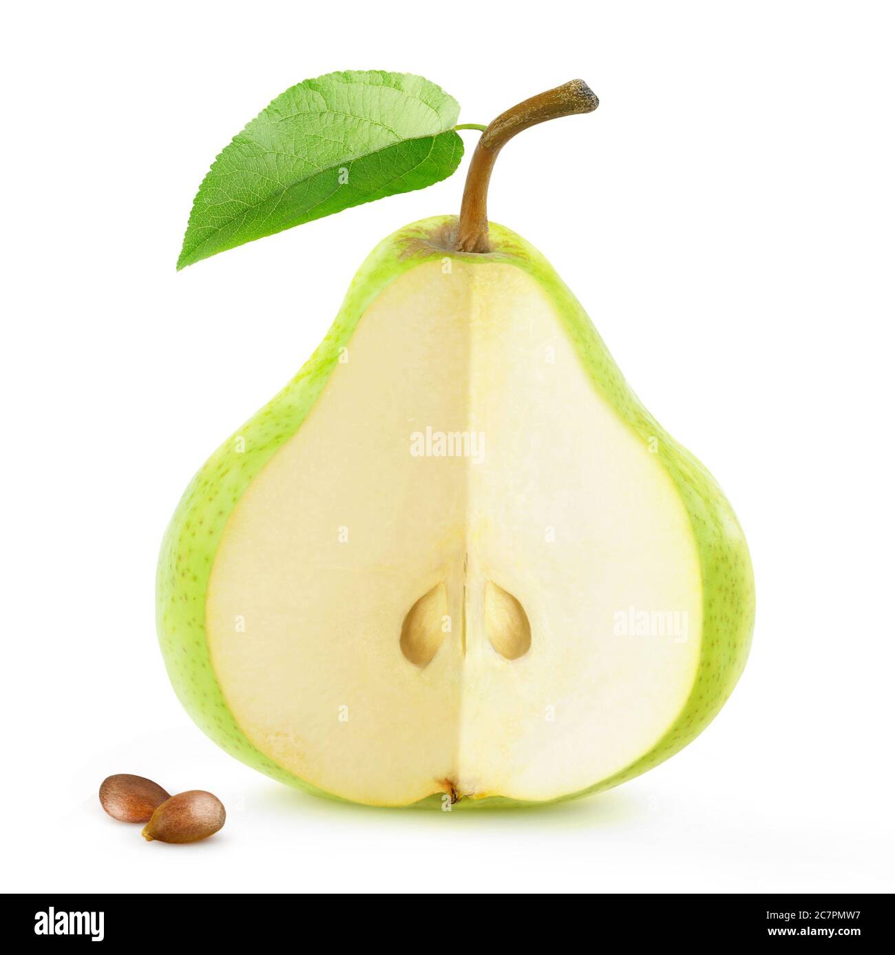 Isolierte Birnenfrucht. Eine grüne Birne mit Ausschnitt und Samen isoliert auf weißem Hintergrund Stockfoto