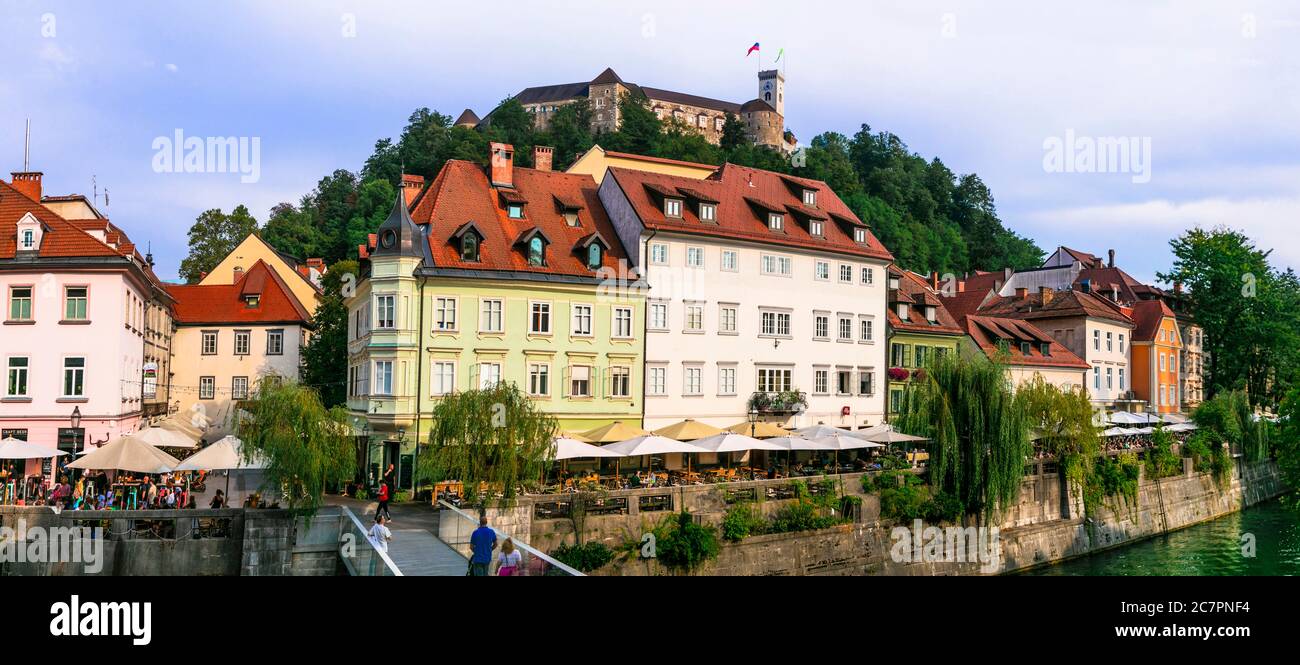 Romantische schöne Stadt Ljubljana, Hauptstadt von Slowenien. Blick auf die Innenstadt mit Kanälen und Schloss. Settembre 2019 Stockfoto