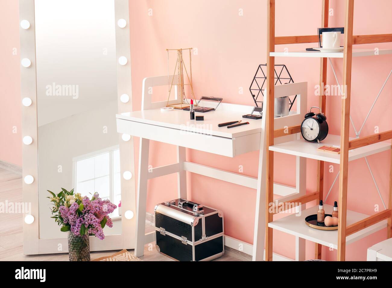 Stilvolles Interieur moderner Make-up Zimmer Stockfoto