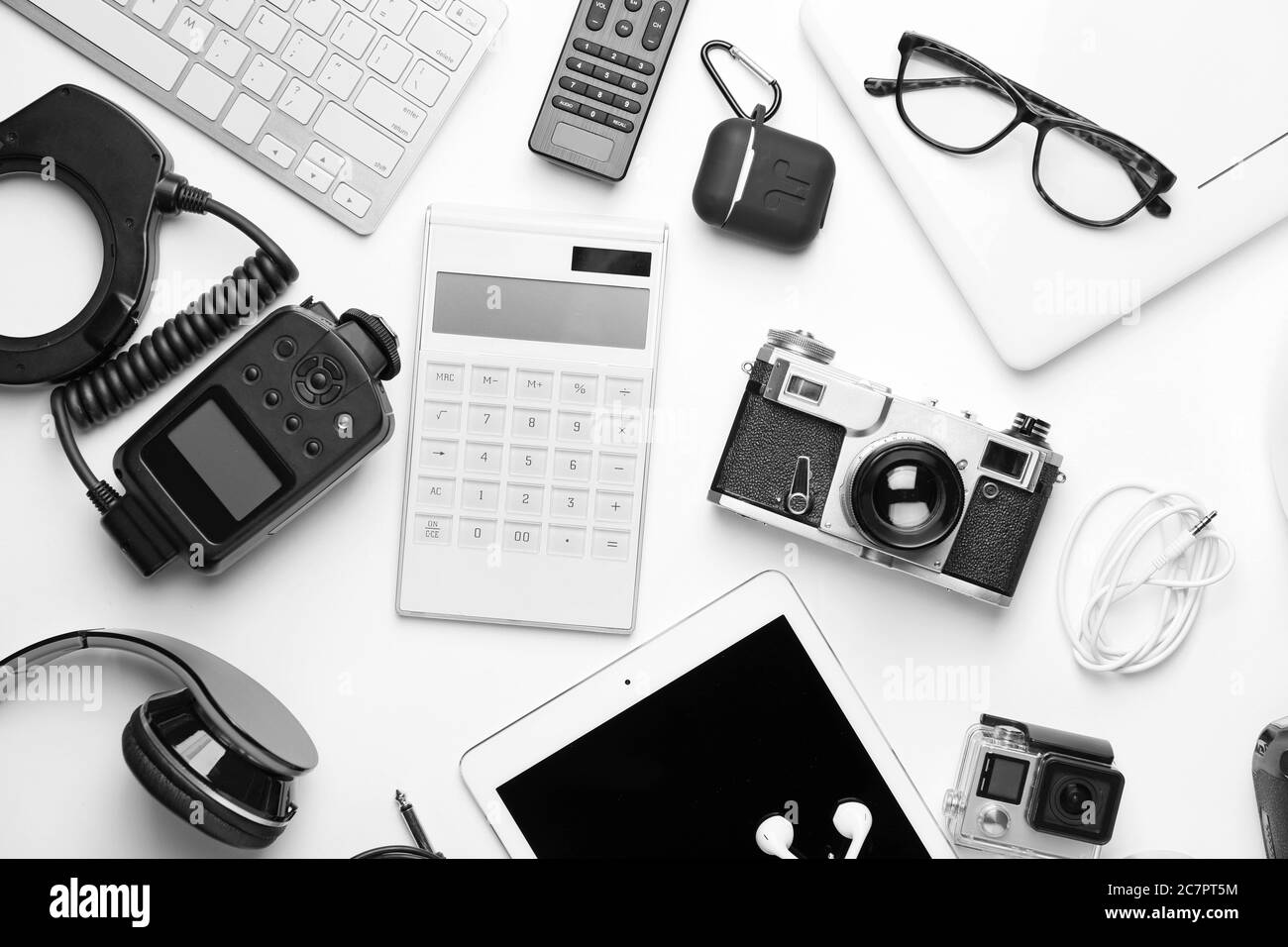 Verschiedene moderne Geräte auf weißem Hintergrund Stockfoto