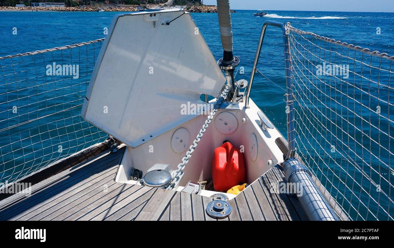 Offener Ankerschrank auf Segelboot offenes Meer, Holzdeck Stockfoto