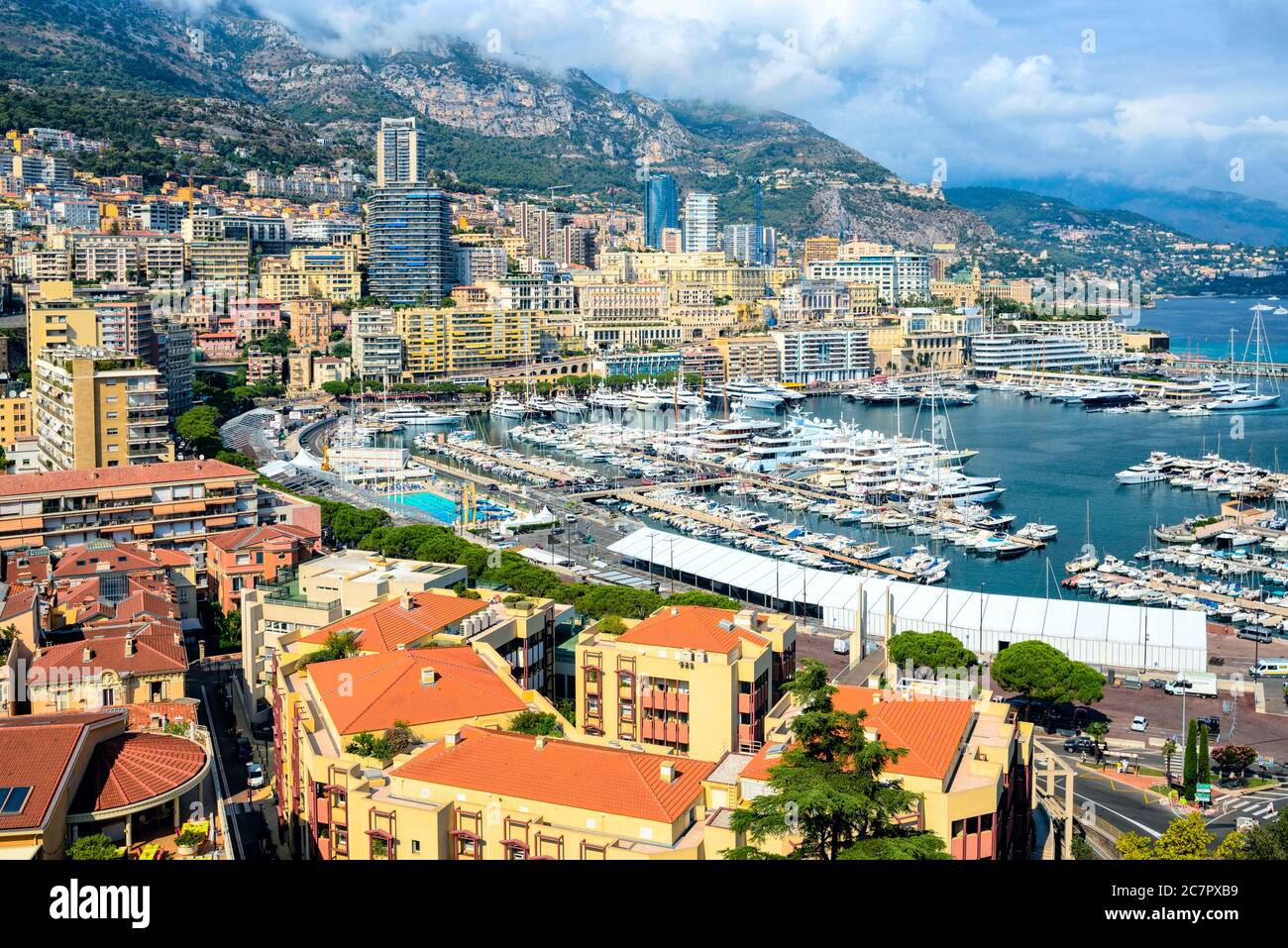 Monaco. Blick auf teure Yachten sowie auf die Formel-1-Strecke in einer engen Straße in Monaco Stockfoto