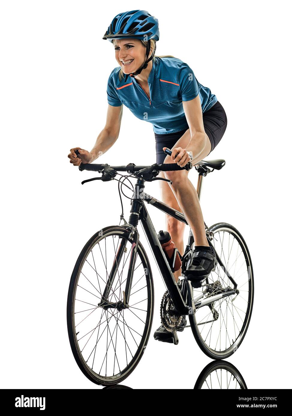 Eine kaukasische Radfahrer Frau Radfahren Reiten Fahrrad lächelt glücklich auf weißem Hintergrund Stockfoto