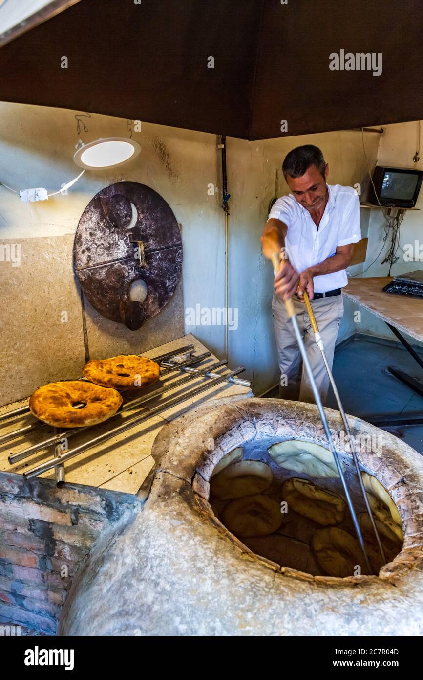 Ninotsminda, Georgia - 15. August 2019 : Puri Tandoor Backofenbrot in einer Bäckerei von Ninotsminda Samtskhe Javakheti Region Georgia in Osteuropa Stockfoto