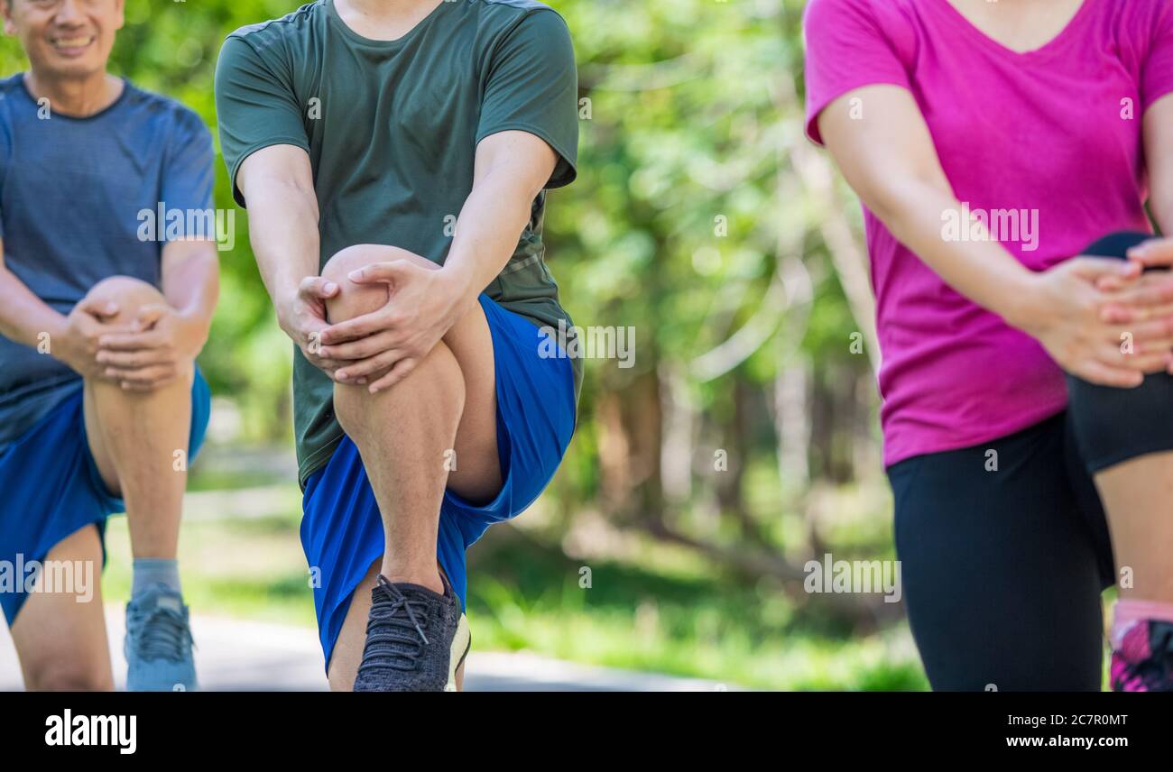 Vater Mutter und erwachsenen Sohn Übung im Park Stockfoto