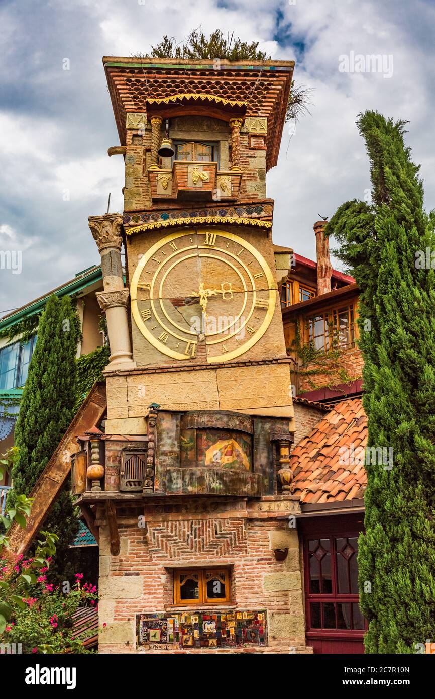 Der schiefe Uhrturm Wahrzeichen von Tiflis Georgien Hauptstadt Osteuropa Stockfoto