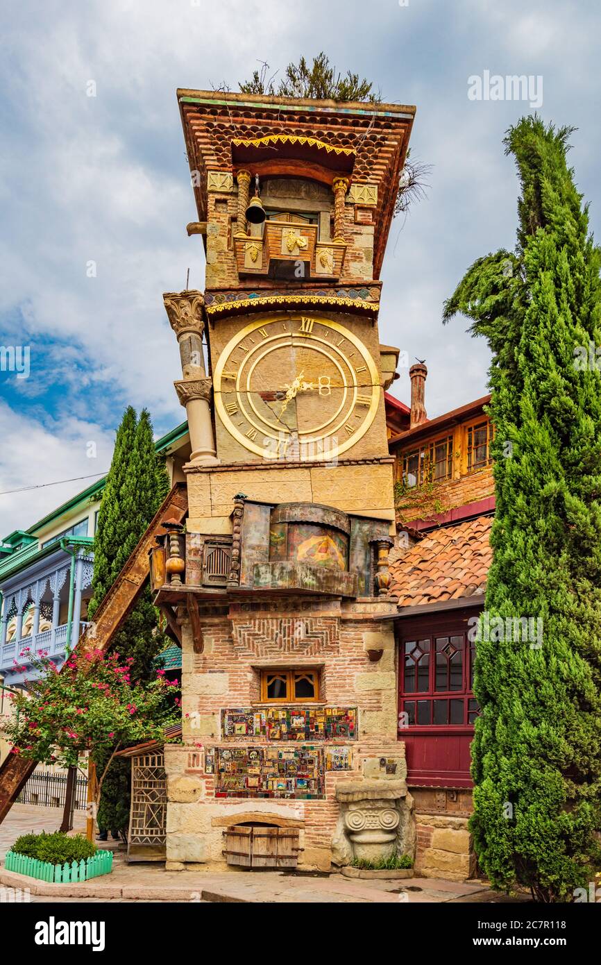 Der schiefe Uhrturm Wahrzeichen von Tiflis Georgien Hauptstadt Osteuropa Stockfoto