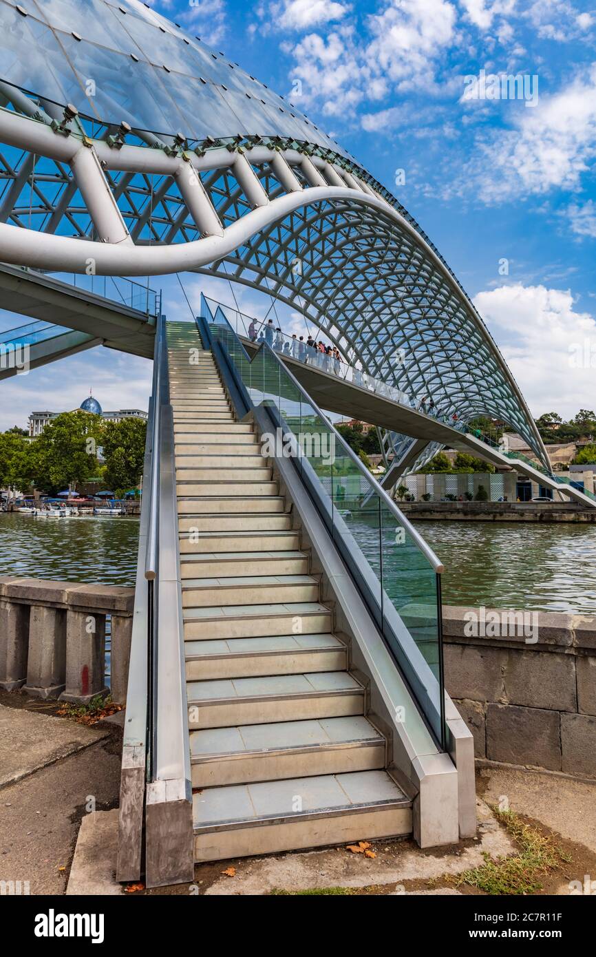 Tiflis, Georgien - 25. August 2019: Touristen auf Der Brücke des Friedens Wahrzeichen der georgischen Hauptstadt Tiflis Osteuropa Stockfoto