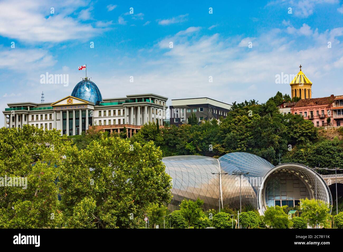 Präsidentenpalast abd die Rike Konzerthalle Wahrzeichen von Tiflis Georgien Hauptstadt Osteuropa Stockfoto