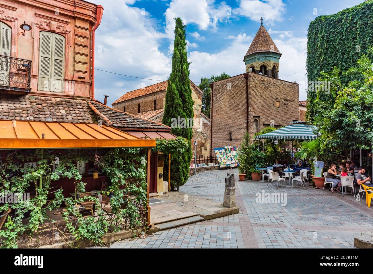 Tiflis, Georgien - 25. August 2019: Touristen, die ein Restaurant in einer Straße des historischen Stadtzeichens der georgischen Hauptstadt Tiflis in Osteuropa genießen Stockfoto