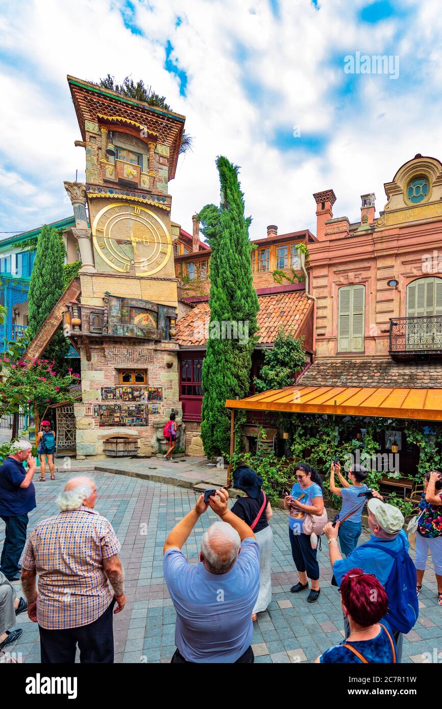 Tiflis , Georgien - 25. August 2019 : Touristen vor dem Schiefen Uhrenturm Wahrzeichen von Tiflis Georgien Hauptstadt Osteuropa Stockfoto