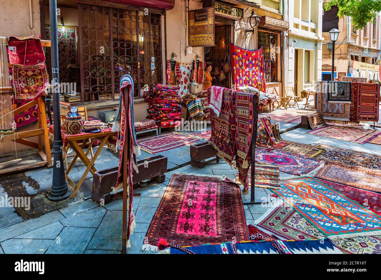 Tiflis , Georgien - 25. August 2019 : Handwerk gemacht Seide persischen Teppich Shop in der Altstadt Wahrzeichen von Tiflis Georgien Hauptstadt Osteuropa Stockfoto