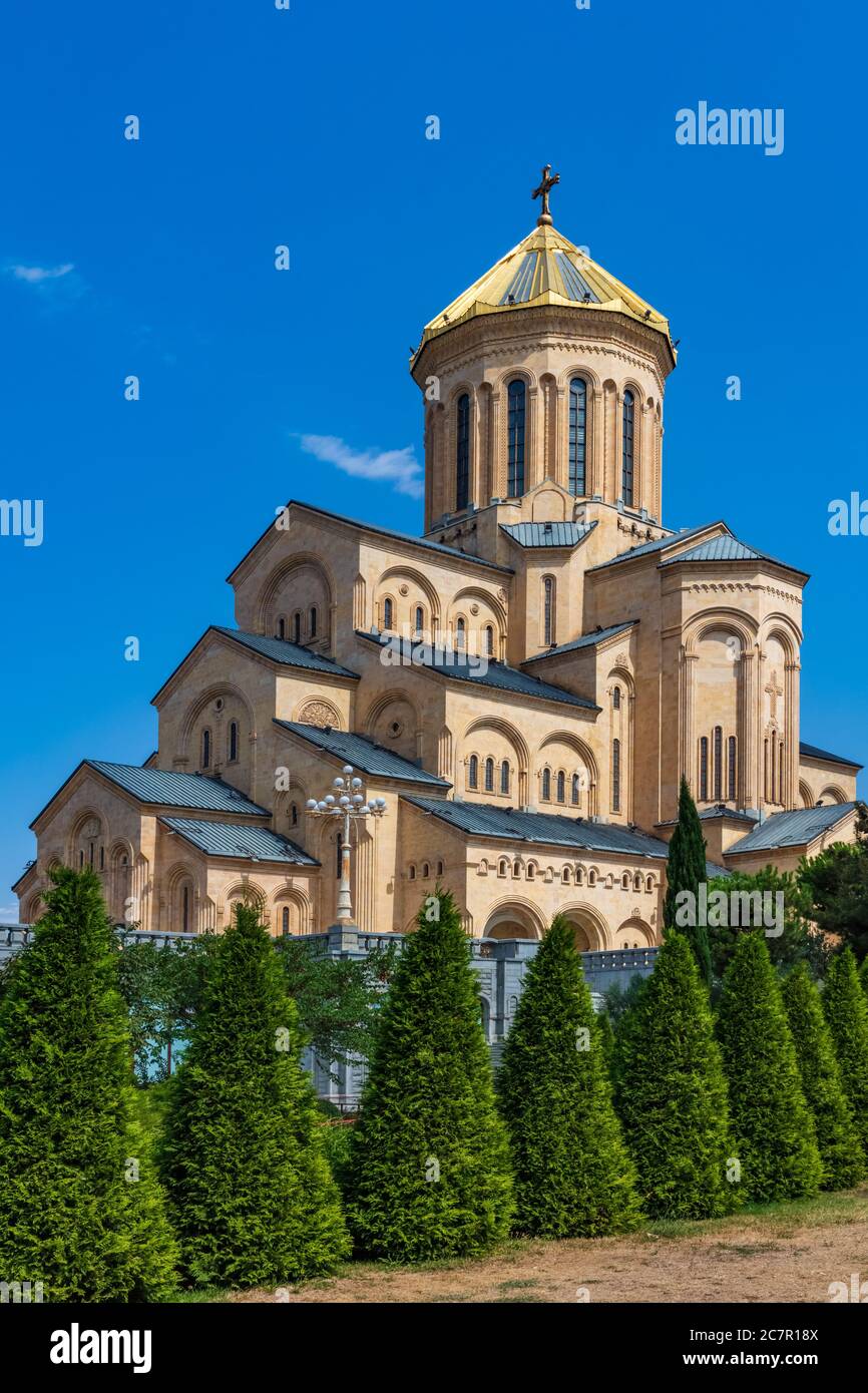 Die Kirche der Dreifaltigkeitskathedrale ist das Wahrzeichen der georgischen Hauptstadt Tiflis in Osteuropa Stockfoto