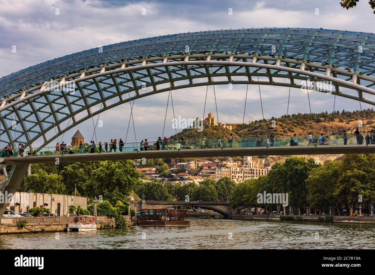 Tiflis, Georgien - 25. August 2019: Touristen auf Der Brücke des Friedens Wahrzeichen der georgischen Hauptstadt Tiflis Osteuropa Stockfoto