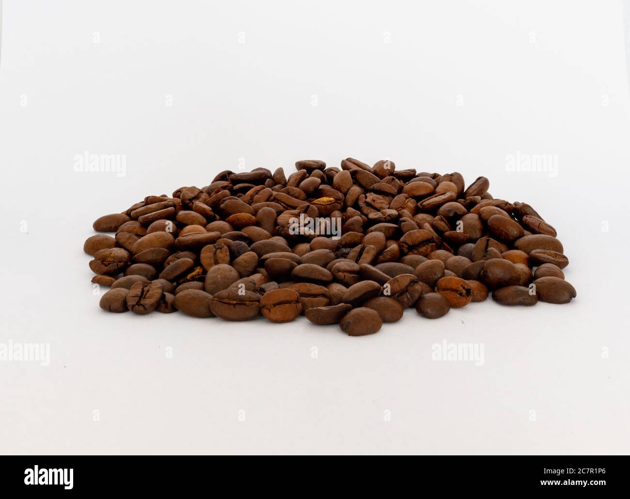 Ein Bündel gerösteter Kaffeebohnen vor weißem Hintergrund Stockfoto
