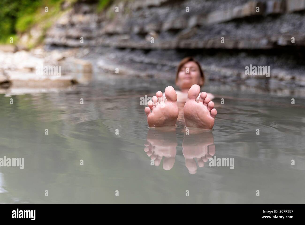 Frau schwimmt im Fluss in natürlichen Pool Stockfoto