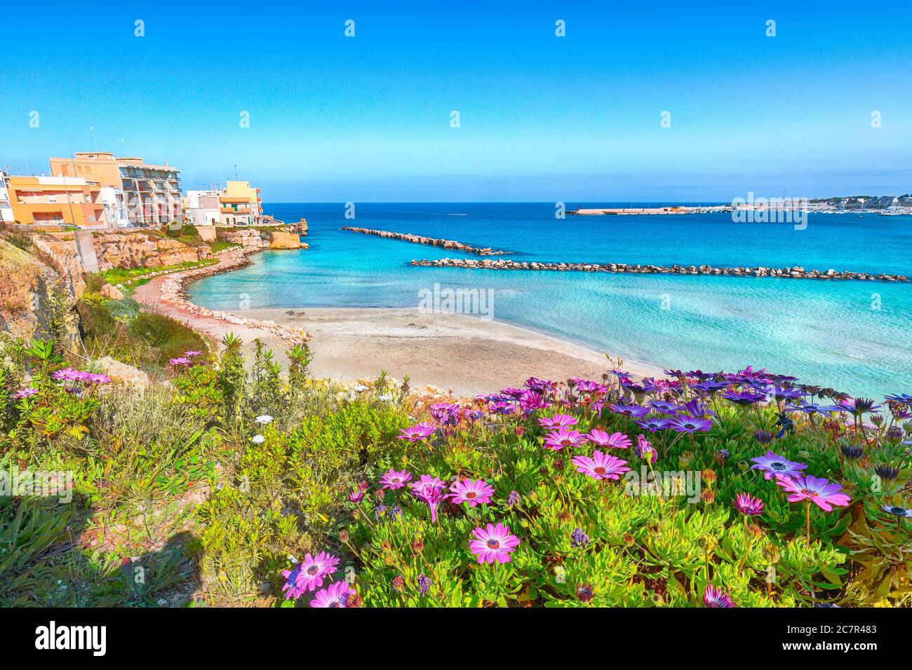 Otranto - Küstenstadt in Apulien mit türkisfarbenem Meer. Urlaub in Italien. Stadt Otranto, Provinz Lecce auf der Halbinsel Salento, Apulien, Italien Stockfoto