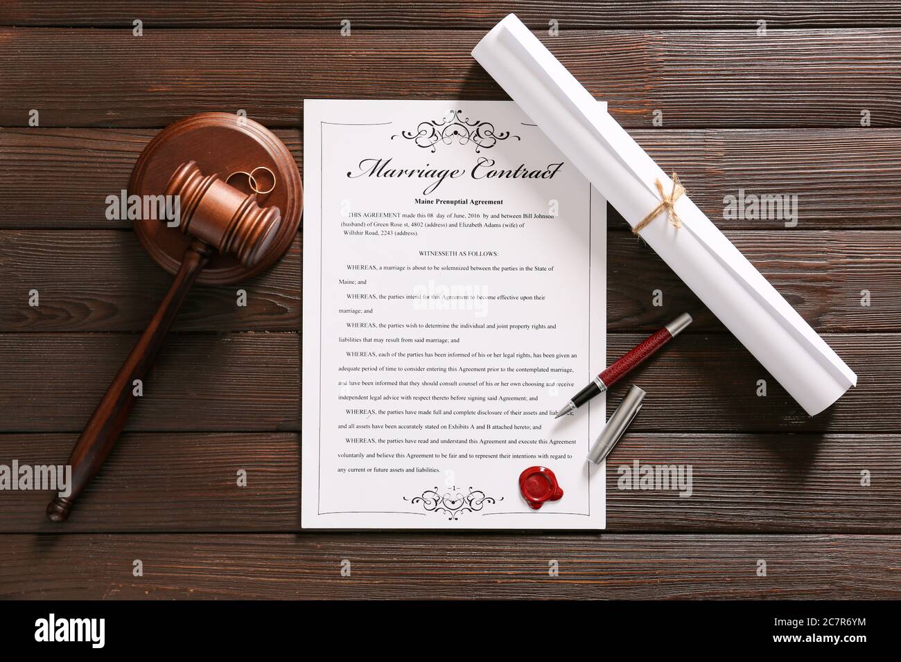 Heiratsvertrag mit Richter gavel auf Holzhintergrund Stockfoto