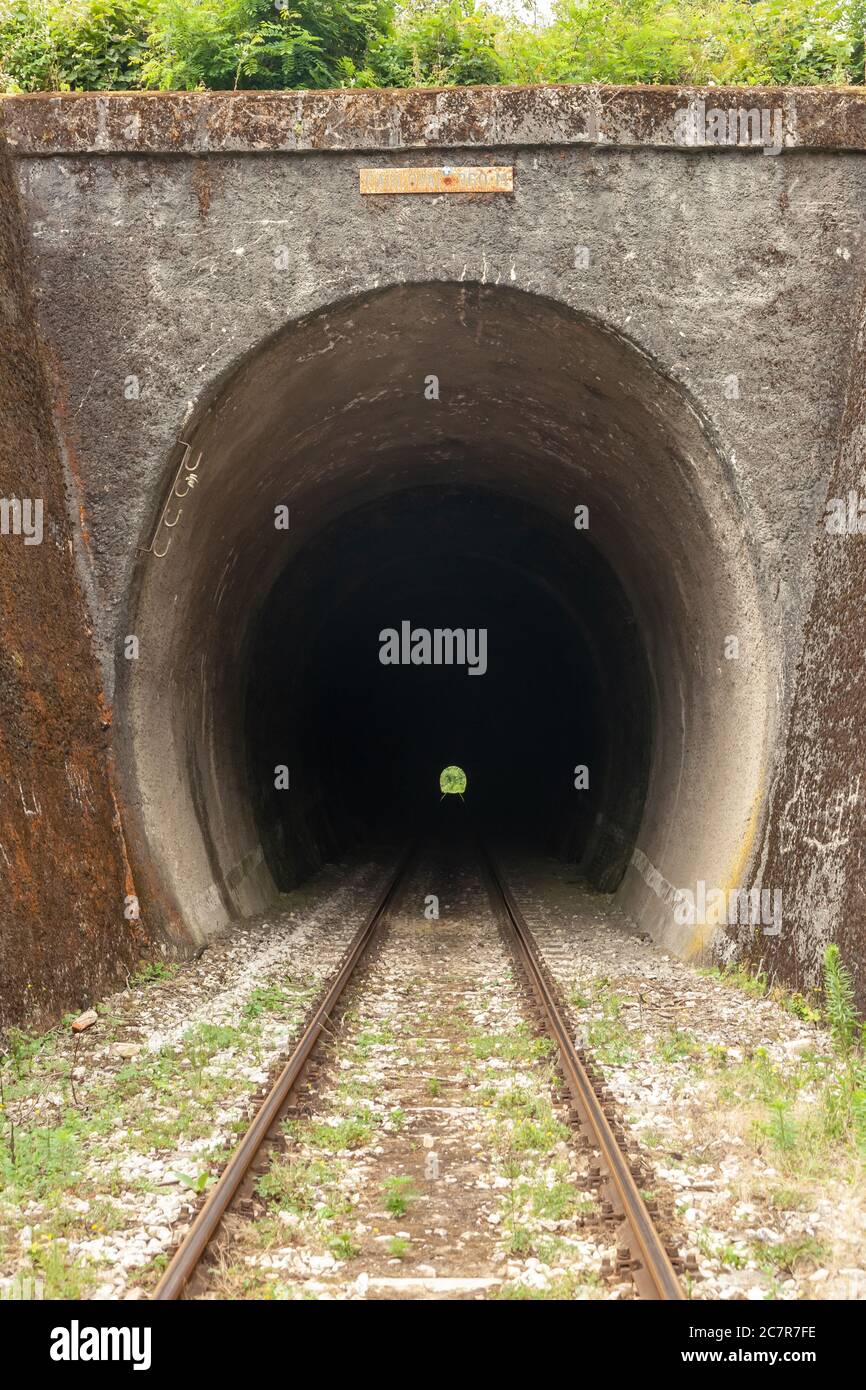 Licht am Ende des Eisenbahntunnels Stockfoto