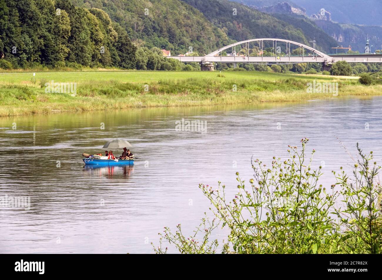 Sachsen Elbtal in der Sächsischen Schweiz, Menschen im kleinen Boot genießen Urlaub Deutschland Stockfoto