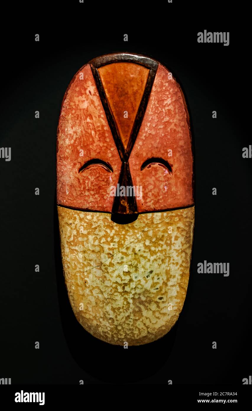 Santa Cruz de Tenerife/Spain; März 22 2019: Antike afrikanische Bakwele Holzmaske, aus Gabun, auf schwarzer Wandfläche Stockfoto
