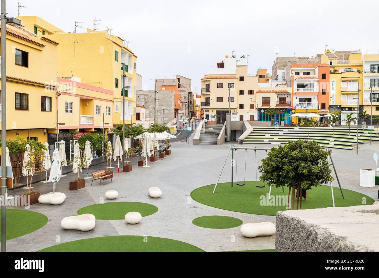 Der Platz, Dorfplatz mit Kinderspielplatz Schaukeln in Playa San Juan, Teneriffa, Kanarische Inseln, Spanien Stockfoto