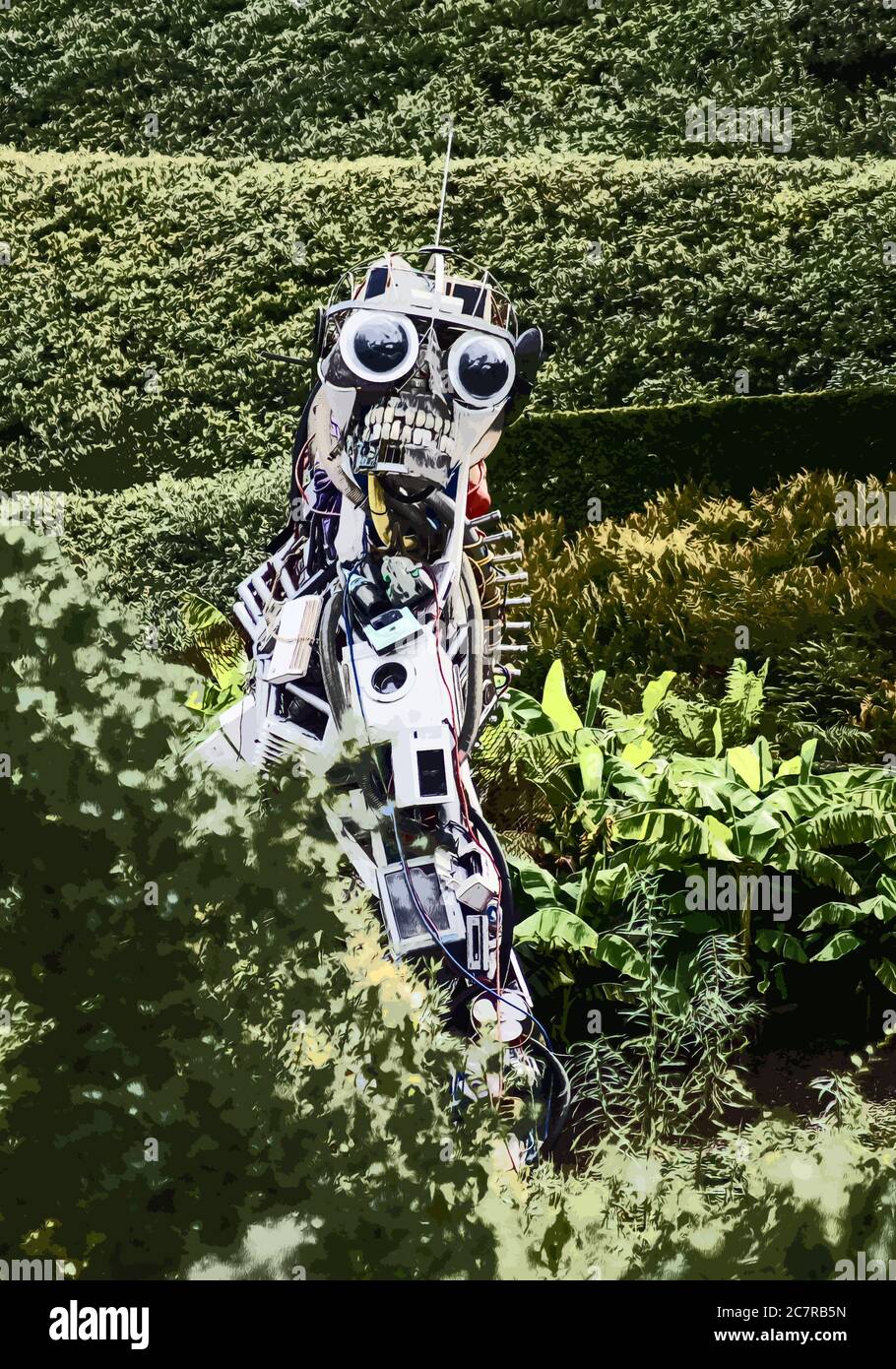 Photo Illustration WEE Waste man, eine konstruierte Skulptur von Paul Bonomini in der gemäßigten Zone des Eden Project in Cornwall. Der pädagogische Char Stockfoto