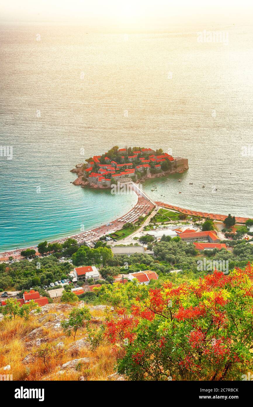 Luftaufnahme der Insel Sveti Stefan von der Kirche St. Aussichtspunkt Sava. Lage: st. Sava Kirche, Montenegro, Balkan, Adria, E Stockfoto