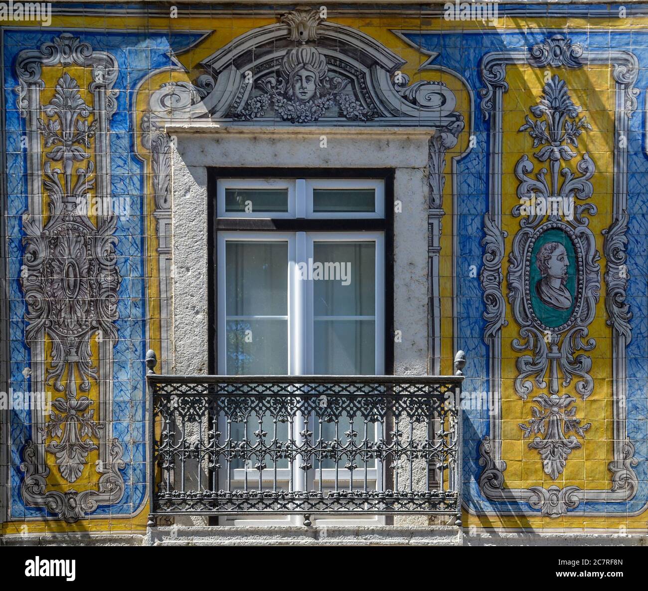 Typisch portugiesisches Fenster mit Zierfliesen, genannt 'Azulejos', aus farbigen Keramikfliesen, in Lissabon, Portugal Stockfoto