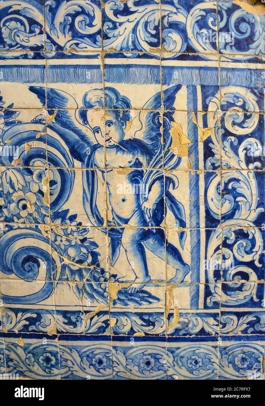Dekorative alte typische Fliesen aus Portugal genannt 'Azulejos' mit farbigen Keramikfliesen, die die Häuser in Lissabon, Portugal schmückt Stockfoto