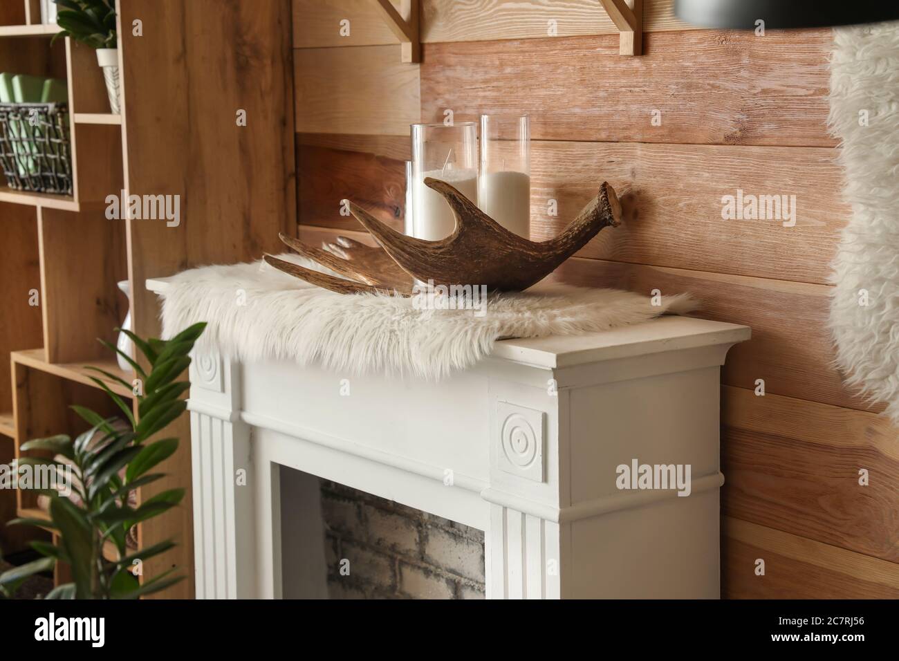 Modernes Zimmer mit Kamin Stockfoto