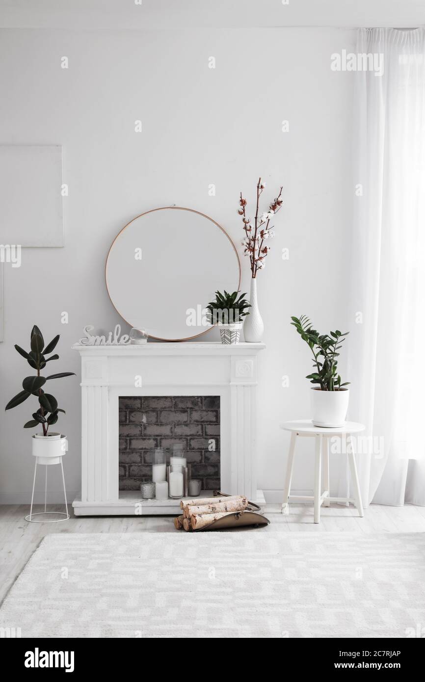 Modernes Zimmer mit Kamin Stockfoto