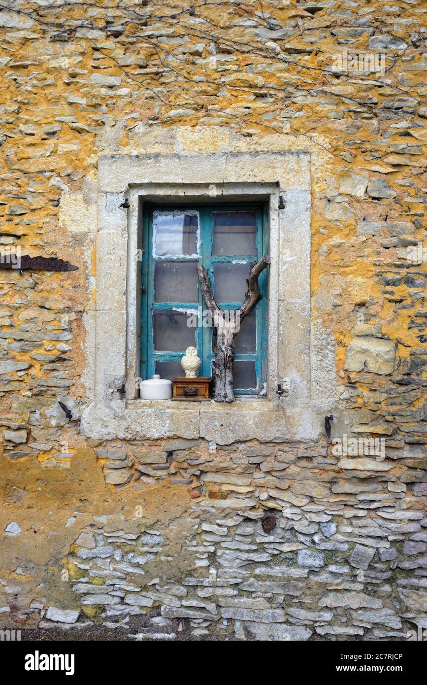Fenster in der alten Steinmauer, Villes-sur-Auzon, Provence, Frankreich Stockfoto