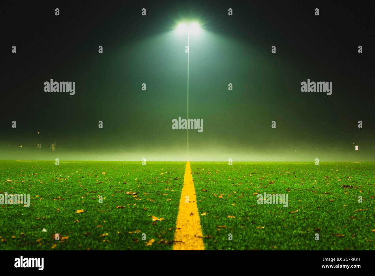 Nebliger Fußballplatz, Fußball, Fußballplatz bei Nacht mit Nebel, Laterne und Nebel Stockfoto