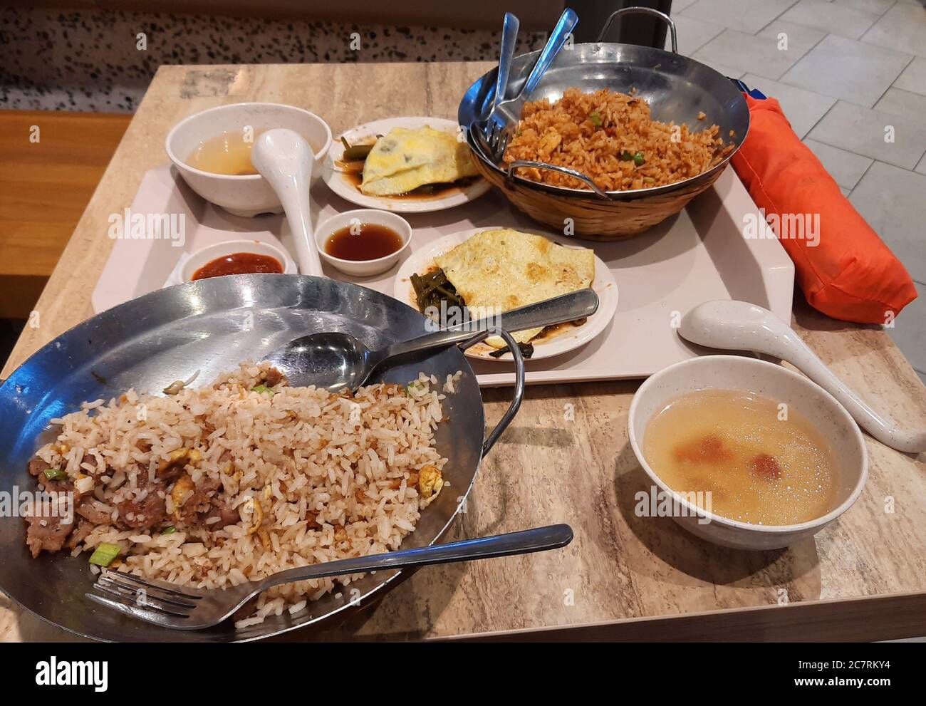 Gericht mit zwei Variationen von gebratenem Reis in einem Lebensmittelgeschäft in Kuala Lumpur, Malaysia Stockfoto