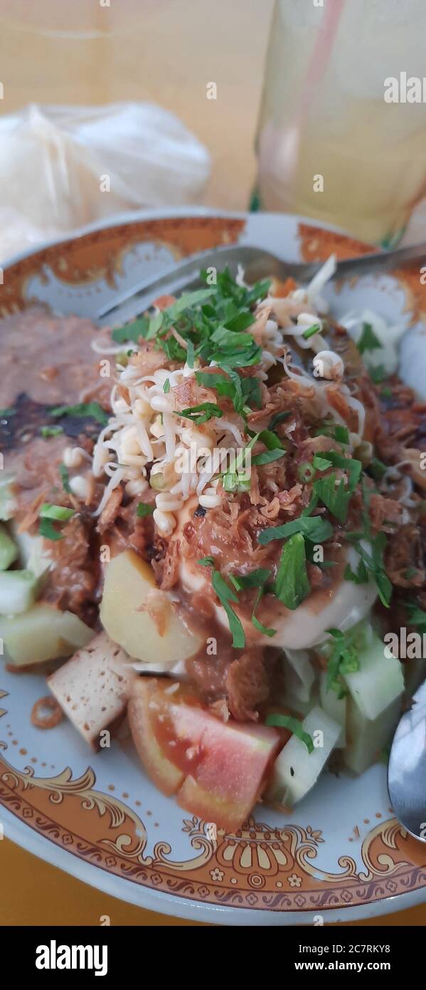 Vertikale Aufnahme eines traditionellen indonesischen Gado-Gado-Gerichts mit Gemüseeier und Sauce Stockfoto