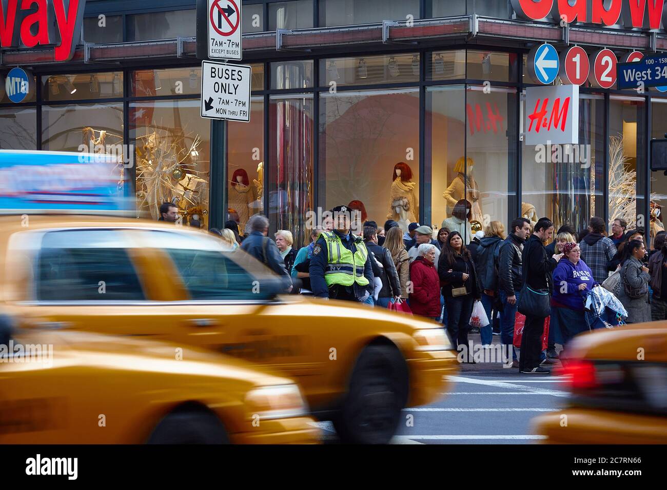 Ein NYPD Officer leitet den New Yorker Rush Hour Traffic. Stockfoto