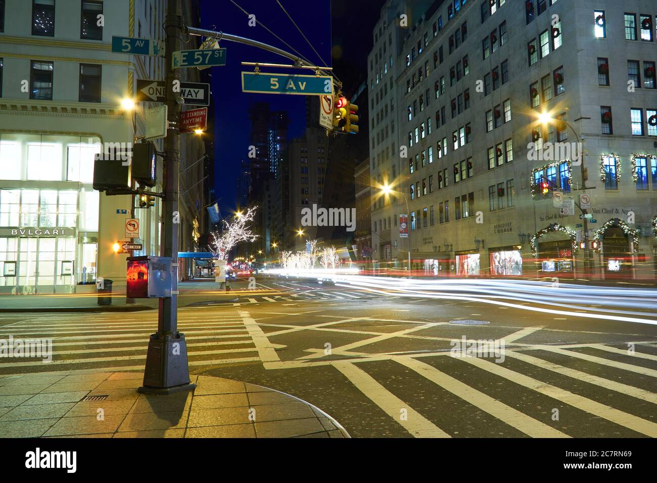 Leichte Wege Aus Dem Nächtlichen Verkehr In New York City. Stockfoto