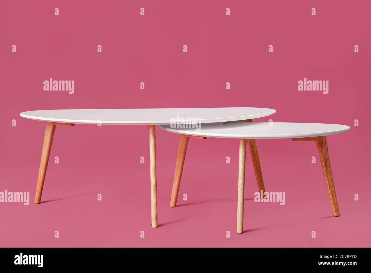 Stilvolle Tische auf farbigem Hintergrund Stockfoto
