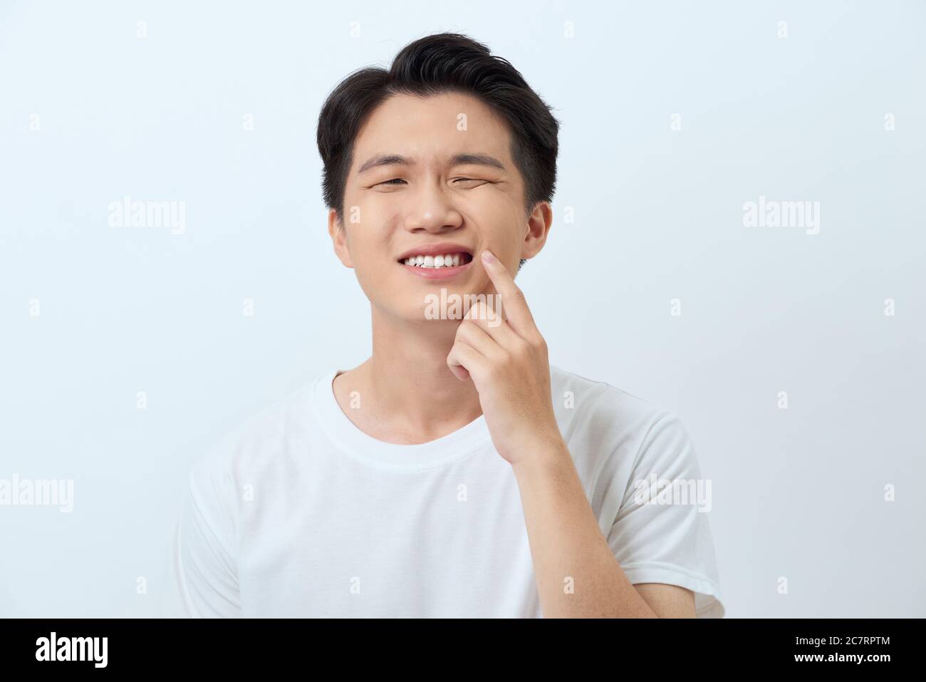 Zahnschmerzen Konzept. Junge männliche Gefühl Schmerzen, leiden unter schlechten Zahnschmerzen mit schmerzhaftem Ausdruck Stockfoto