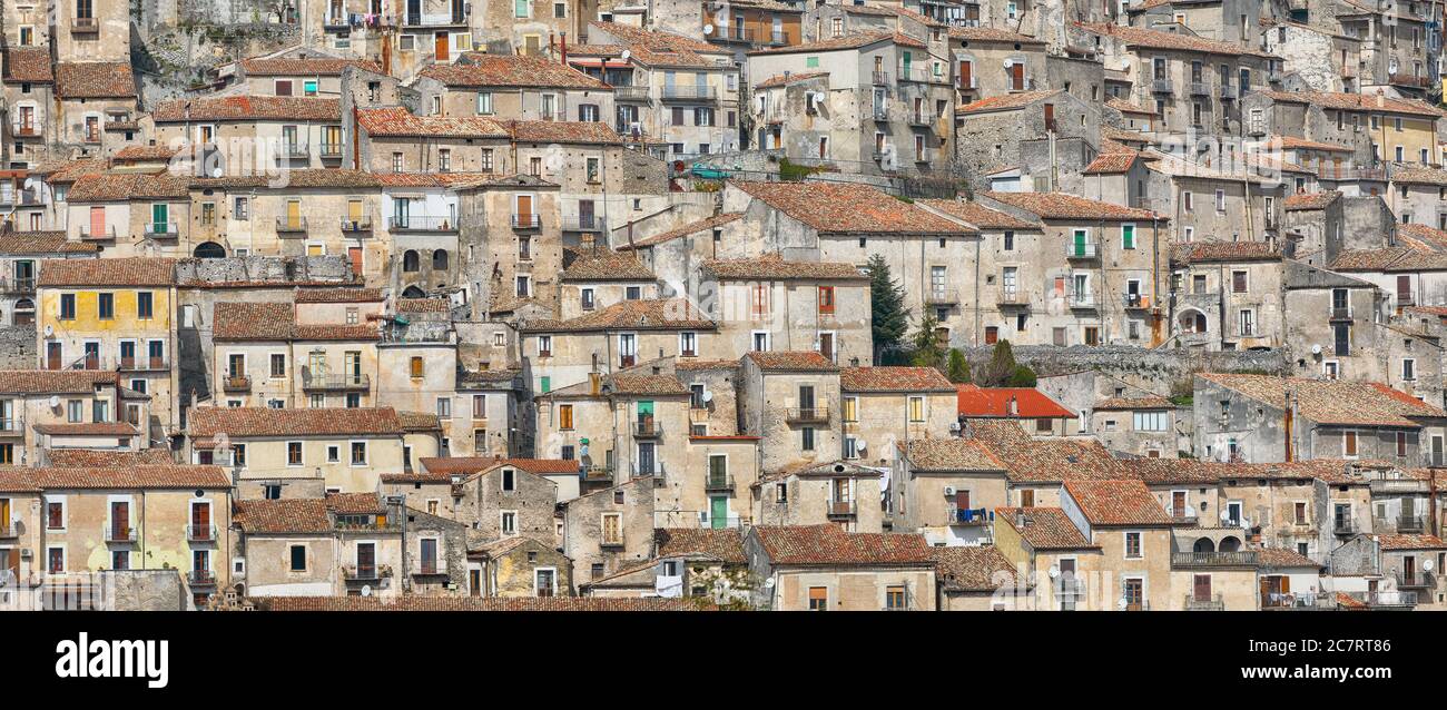 Blick auf Morano Calabro. Detailansicht der Fassaden. Eines der schönsten Dörfer (mittelalterliches borgo) in Kalabrien. Italien. Stockfoto