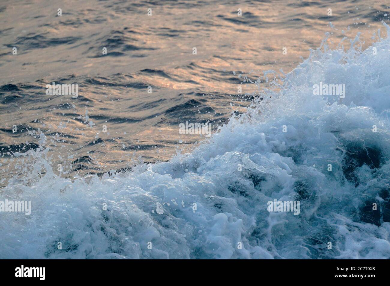 Ostchinesisches Meer bei Tagesanbruch. Konzept: Wellen; Träume; abstrakt; klassisch; Kunst. Mai 2019 Stockfoto