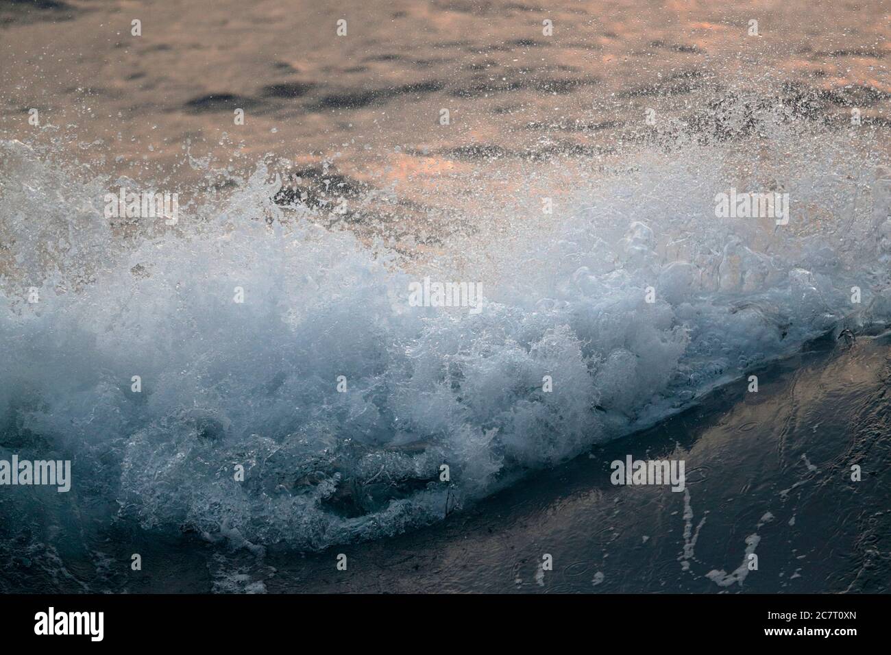 Ostchinesisches Meer bei Tagesanbruch. Konzept: Wellen; Träume; abstrakt; klassisch; Kunst. Mai 2019 Stockfoto