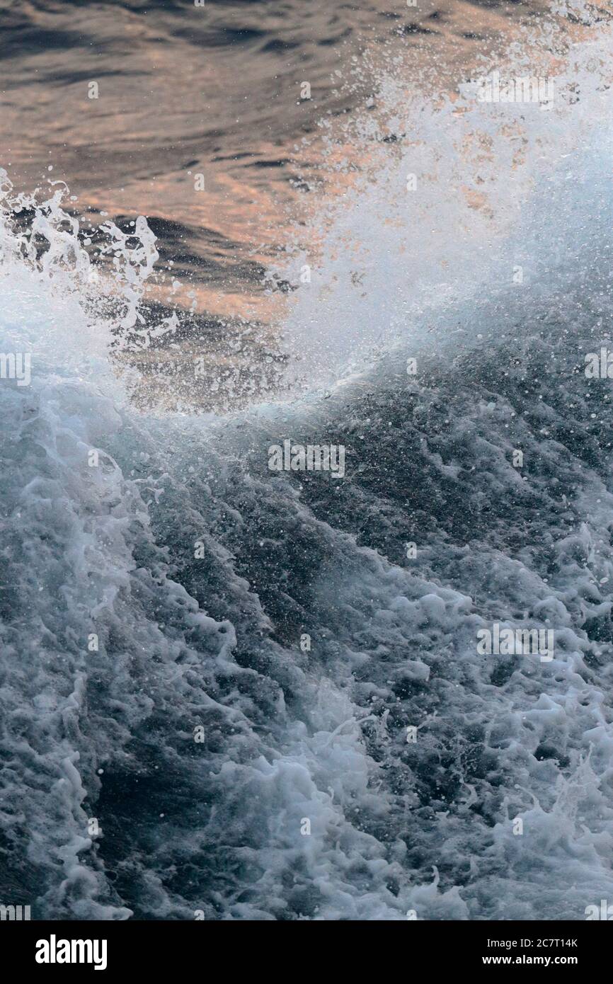 Ostchinesische Meereswellen bei Tagesanbruch, 2. Mai 2019 Stockfoto
