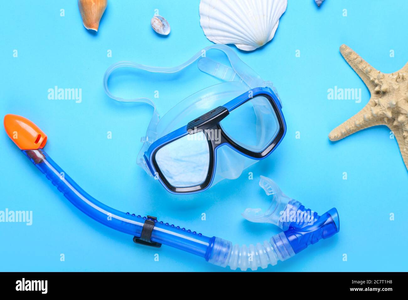 Schnorchelmaske und Schlauch auf farbigem Hintergrund Stockfoto