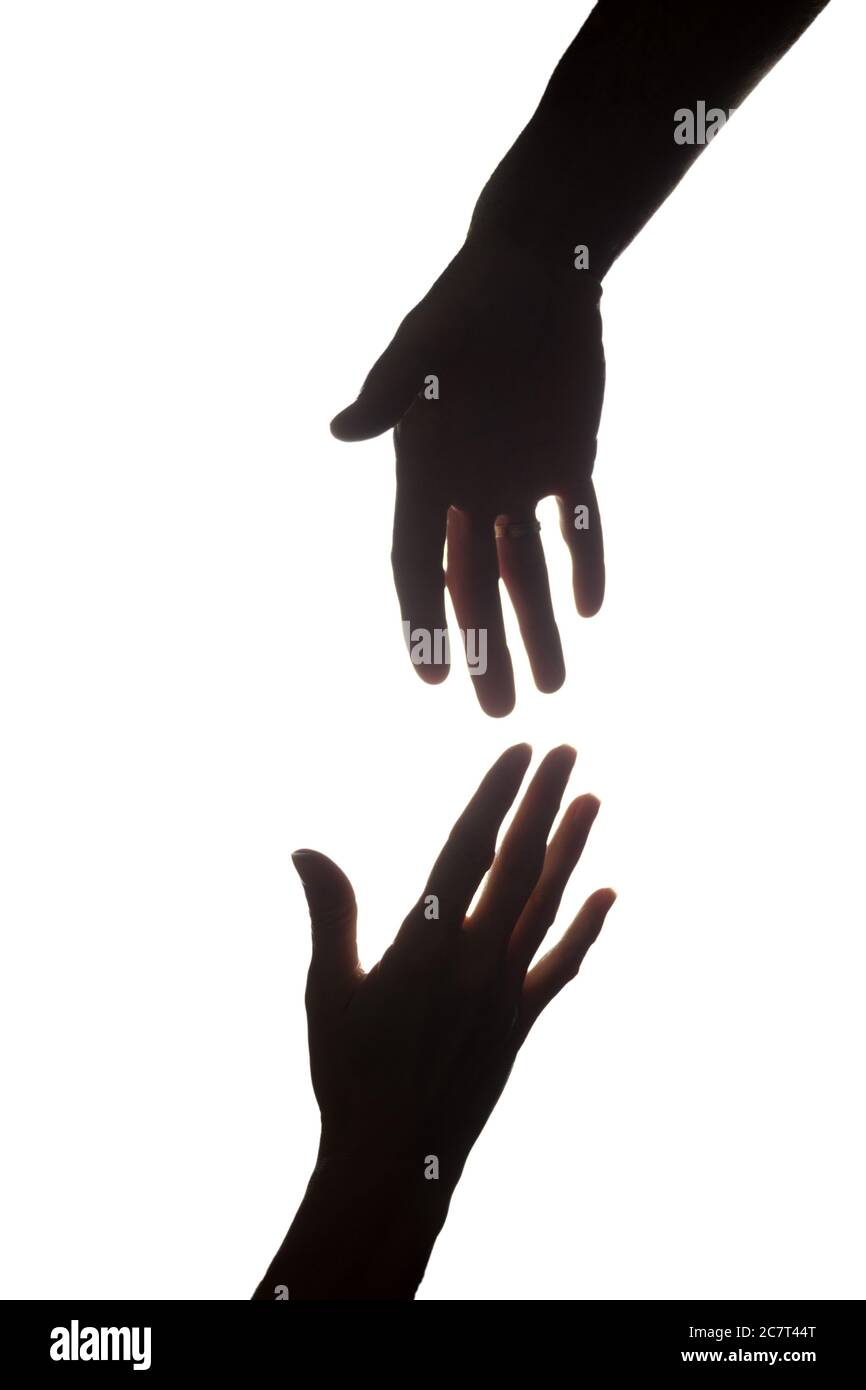 Die ausgestreckten Hände von Frauen und Männern, Rettung, Hilfe - vertikale Silhouette Stockfoto