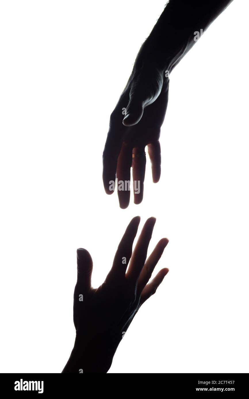 Die ausgestreckten Hände von Frauen und Männern, Rettung, Hilfe - vertikale Silhouette Stockfoto