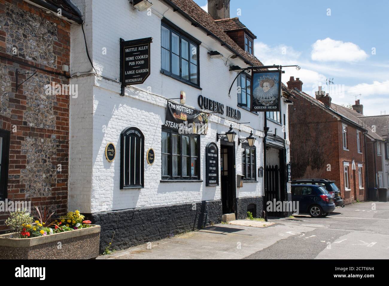 Das Queens Head Pub in der Hauptstraße von Ludgershall, einer Stadt in Wiltshire, Großbritannien Stockfoto