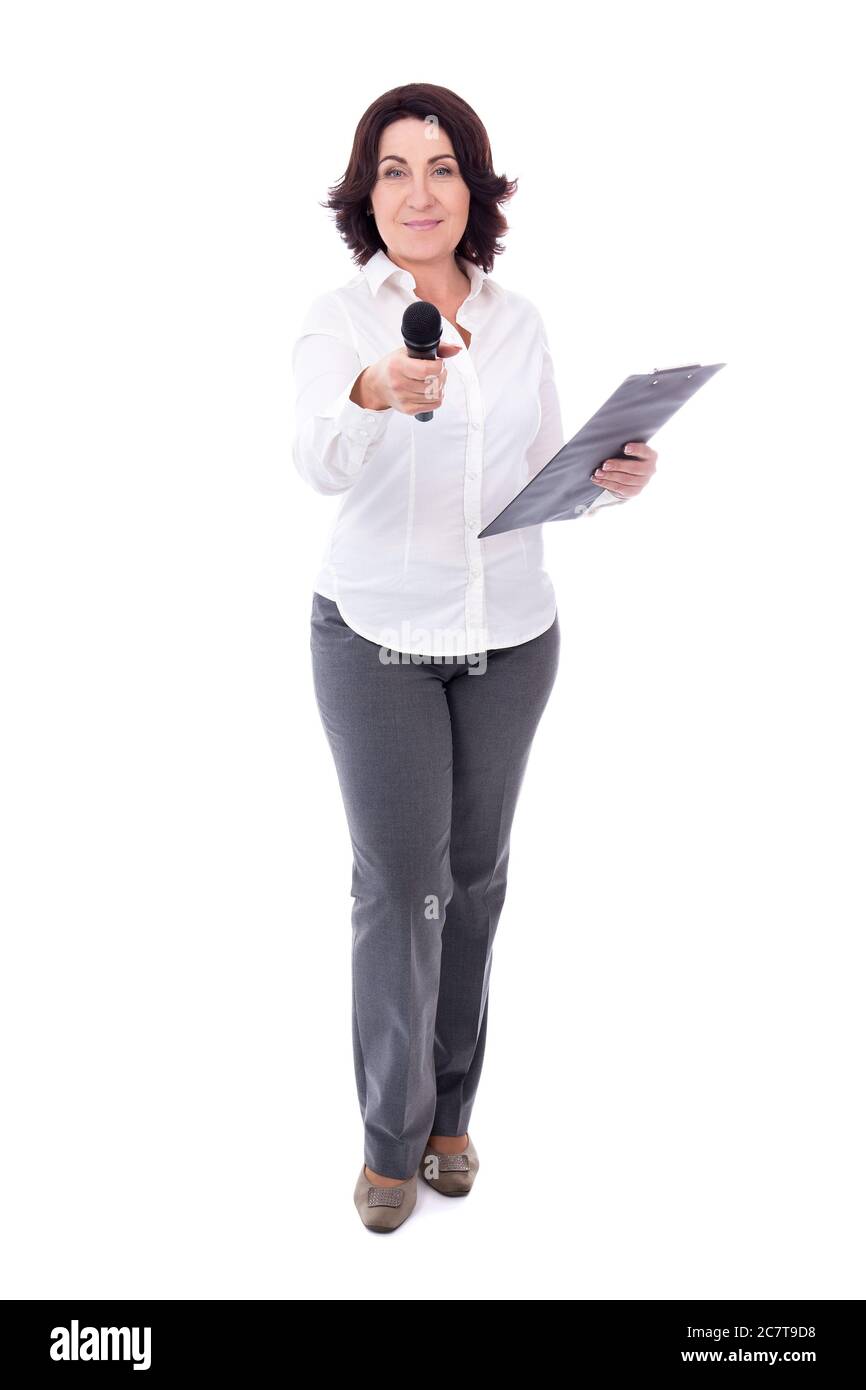 Reife weibliche Reporterin mit Mikrofon und Zwischenablage isoliert auf weißem Hintergrund Stockfoto