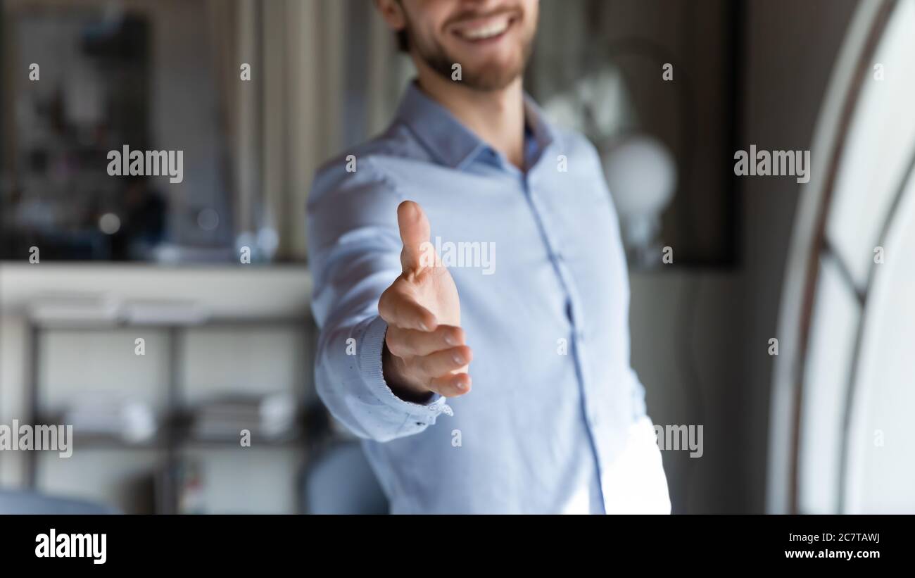 Nahaufnahme des Arbeitgebers, der die Hand ausstreckt, um neue Mitarbeiter zu begrüßen Stockfoto
